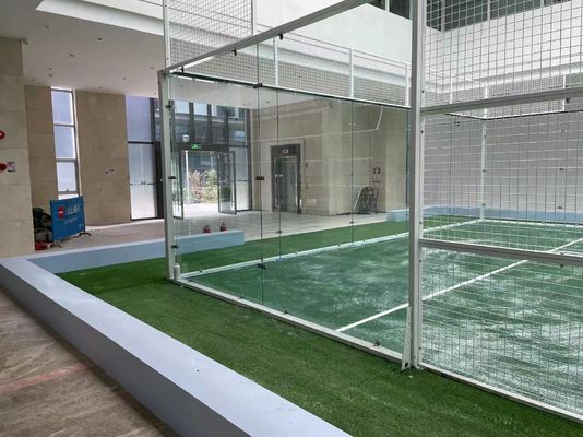 Corti da padel progettate con superficie di erba sintetica e illuminazione a LED