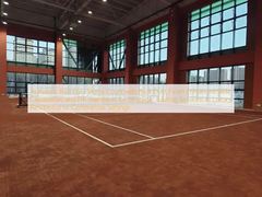 Campo da tennis in terra rossa autentico con finitura in polvere di mattoni, capacità di scivolamento migliorate e standard ITF per sessioni di allenamento strategiche in contesti residenziali o commerciali di lusso