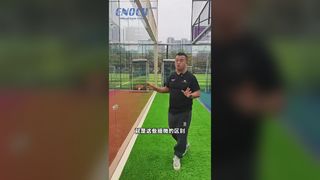 Illuminazione della struttura della fabbrica del campo da padel panoramico e super panoramico e confronto della qualità del manto erboso