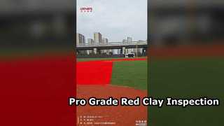 Ispezione della struttura della superficie del campo da softball da baseball in argilla rossa e ispezione dei materiali